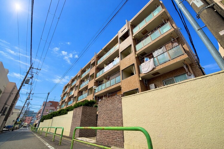 外観 ◆共有空間◆些細な事でほっぺを膨らまして怒る君。それでも僕達はこれからも一緒だよ。喧嘩をしても離れたくないから一つはさんだ同じ場所にいる。分かるよ。そこに君が