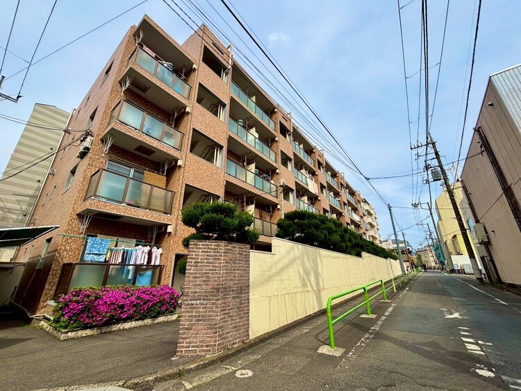 外観 ◆窓を開けると◆冷涼な風、そよぐリビング。だんらんの場所はここから始まり、ここで終わる。家族の笑顔が集う素敵な場所だから、こだわり抜いた思いが詰まっているのだと思う。