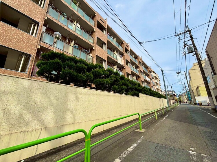 外観 ◆リビング◆そこには目を輝かせ笑顔で見つめてくれる君がいて、「おかえり」の言葉がこだまする。何気ない日々の挨拶は僕にとっては幸せで、同時に君の瞳にも恋している。