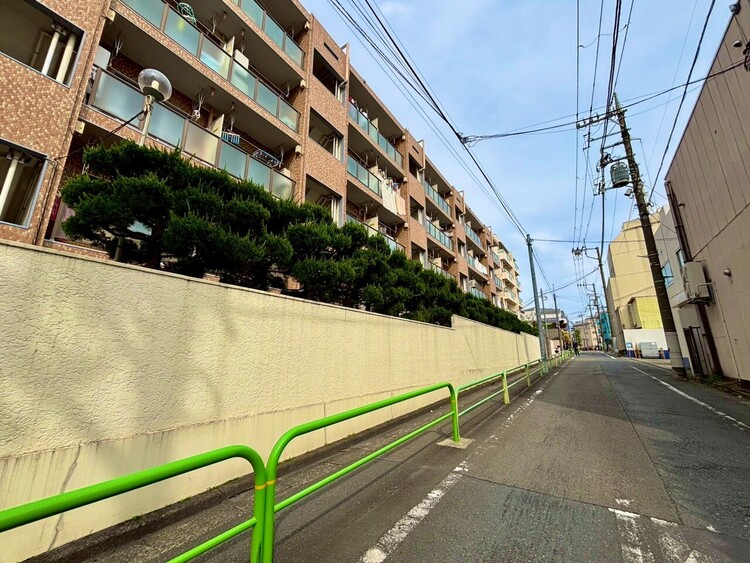 外観 ◆今宵の食卓◆ダウンライトに反射するグラスを眺めながらワインを注ぐ。トクトクと心地いい音をさせながら、フランスの古城を思わせる薫りがたちこめ、とても幸せな時を過ごせる。