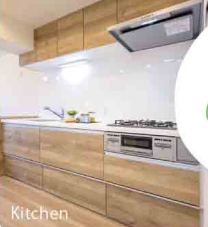 キッチン ◆キッチン◆美しく使いやすいキッチンは油汚れが簡単に拭き取れる素材で加工されており、浄水器シャワーから流す水の音を軽減する静かなシンクを採用。見えないところにさり気ない配慮が嬉しいですね