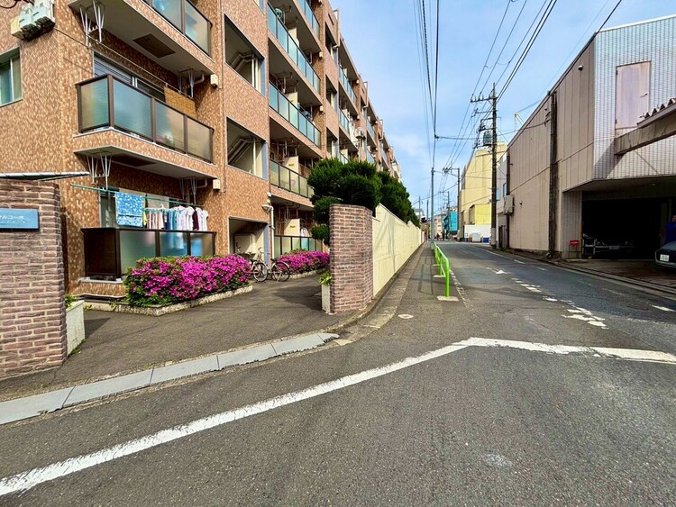 エントランス ◆色彩◆この空間に放たれた光は華美なまでに演出されたデザイン。流れる時をより芳醇なコーヒーの様な色彩奏でるアダージョ。そして情景豊かな作品のような暮らしがイメージできる。