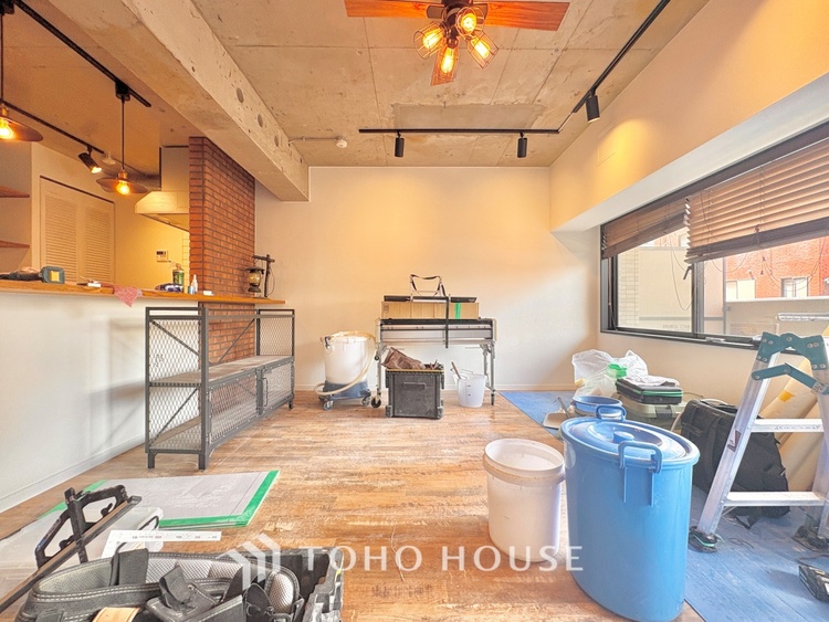 内装 《改装中》叶えたかったのは落ち着きのあるナチュラルな風合い、そして開放感があるリビング。優雅な気分に浸れる幸せな時間を家族が自然と集まりたくなるこの空間で。