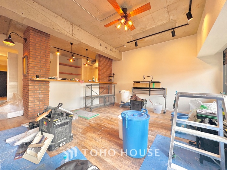 内装 《改装中》◆サンサンと◆差し込む太陽の光がこのリビングに笑いをもたらす。ソファの上のクッションがポカポカした暖気にぬくぬくと微睡んでいる。