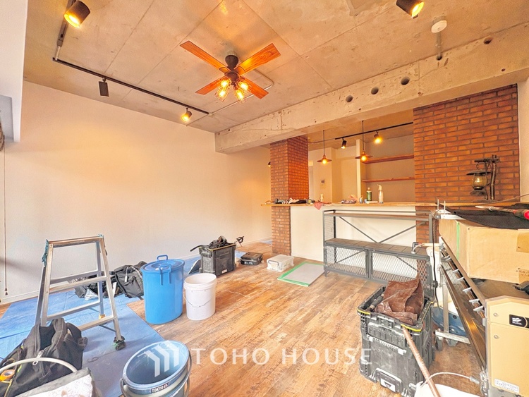 内装 《改装中》ここはみんなが集い、食事と楽しい会話が始まる場所。話に夢中になりすぎて、ついつい時を忘れ、夜半過ぎになってしまう。そんな束の間の幸せを感じさせてくれます。