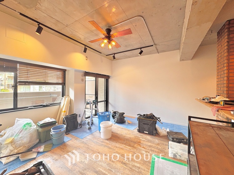 内装 《改装中》「想像していた以上に広い」が写真を撮っているときの感想です。家事動線に配慮したプランによりご家族がくつろげる明るく広い空間が確保できました。