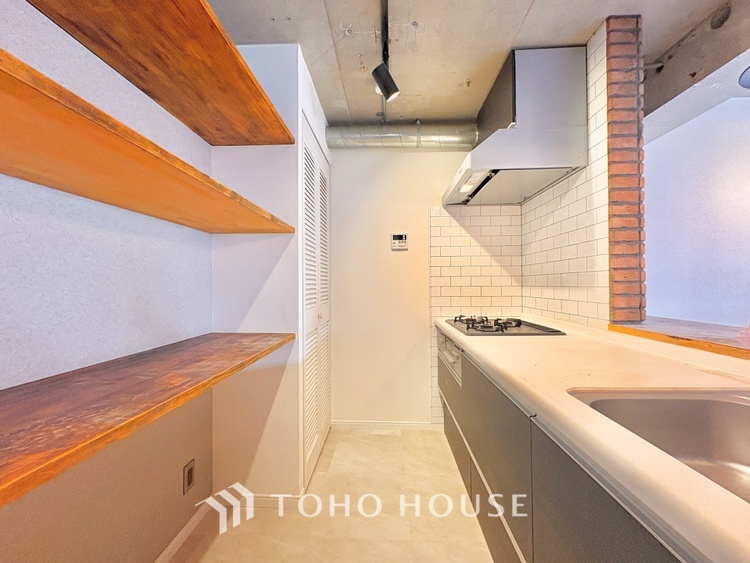 キッチン 《改装中》手元の収納から、足元の収納までが全てスライド式で、奥のスペースまで有効に活用できます。奥まで上から見渡せるので、たまにしか使わない調理器具もサッと取出せます。