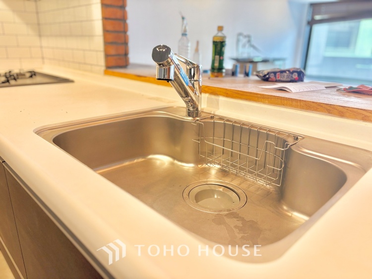 キッチン 《改装中》◆愛育◆キッチンは家族の絆を育む大切な空間。シンプルで使い易いSystemKitchenで愉しく作る料理は愛情のある美味しいご馳走に。家族で使える広々としたダイニングキッチンです。