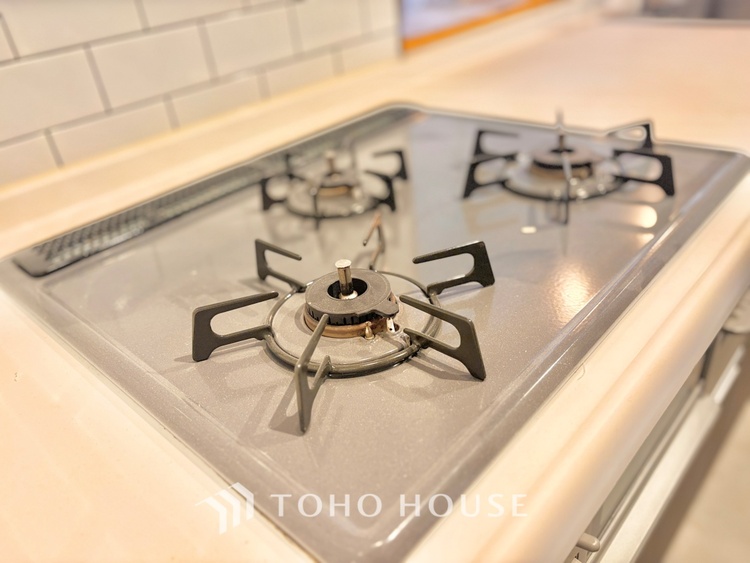 キッチン 《改装中》キッチンは家族の絆を育む大切な空間。シンプルで使い易いシステムキッチンで愉しく作る料理は愛情のある美味しいご馳走に。家族で使えるダイニングキッチンです。