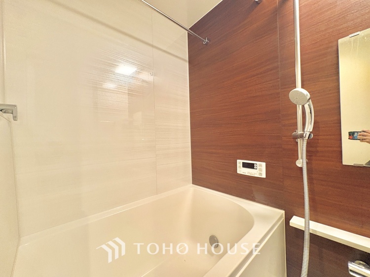 風呂 《改装中》《一日の疲れを落としてくれる場所は、落ち着く場所でなければならない》　高級感溢れるカラーと大きさ・柔らかな曲線で構成された半身浴も楽しめるバスタブが心地よさをもたらします。