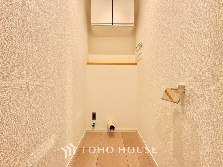 トイレ 《改装中》清潔感あるホワイト調のクロスと温もり溢れるモダンカラーの床材が見事に調和した本邸宅は、毎日の生活を少しでも快適に過ごして頂ける様に落ち着いた雰囲気作りから行っています。