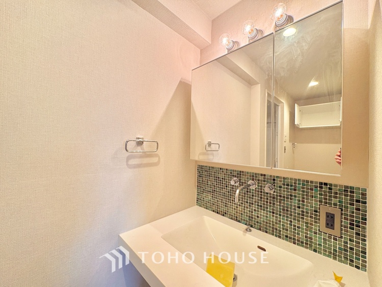 洗面 《改装中》気持ちの良い朝をつくりだし、夕方には笑顔を取り戻させてくれるミラー。パウダールームはいつでも本来の自分を取り戻せる空間。明るく仕上げてあります。