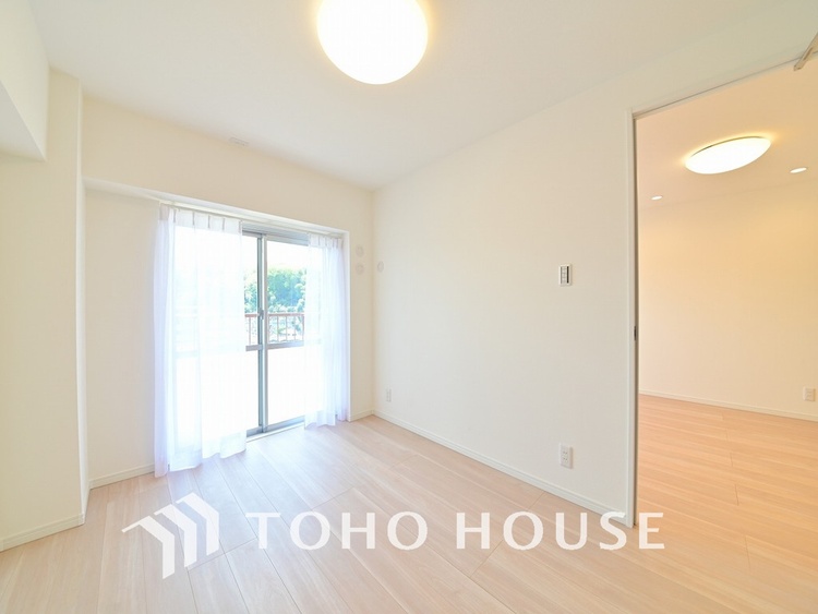 内装 採光もある洋室は、くつろぎのひと時を過ごすのにぴったり