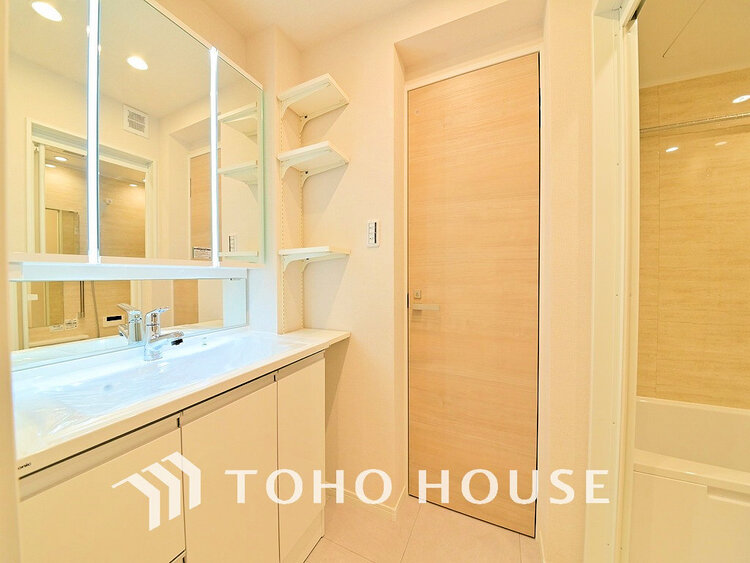 洗面 白を基調とした清潔感のある洗面室で朝の身支度を