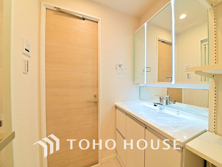 洗面 落ち着きのある色合いでまとめられた洗面室