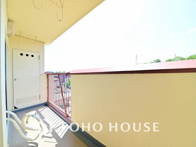 バルコニー 日当たりの良いバルコニーで晴れの日の洗濯物も楽しみになりますね