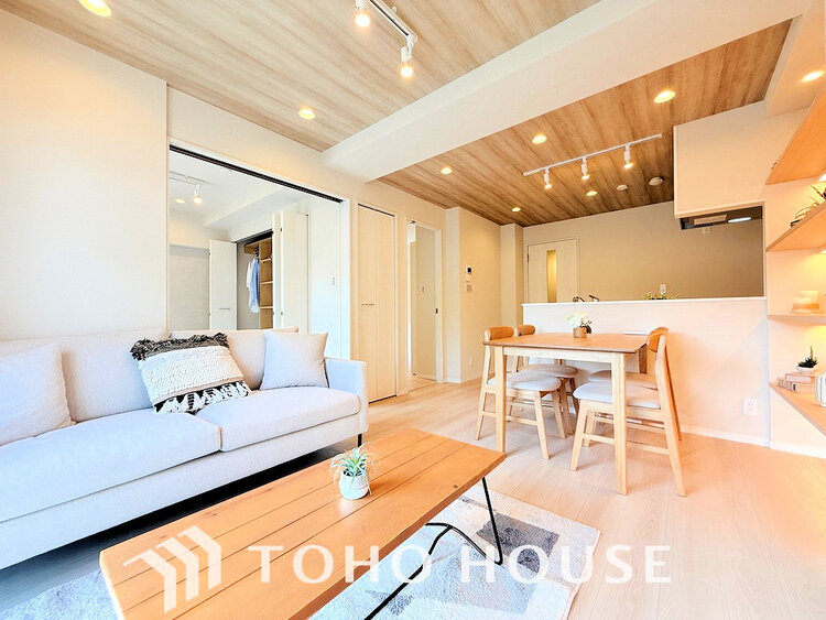 内装 広がりのある住空間、家族が集まるリビング・ダイニング