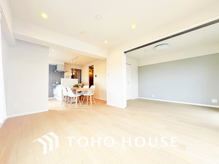 内装 広がりのある住空間、家族が集まるリビング・ダイニング