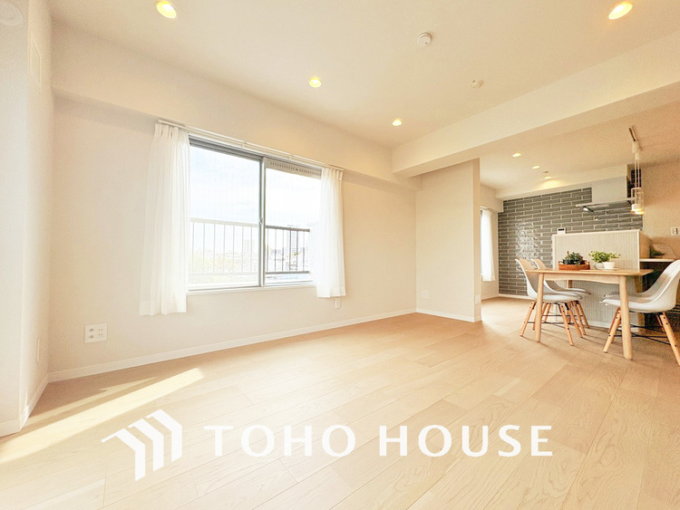 内装 上質な時間を育む暮らしのメインステージ。寛ぎとコミュニケーションを育む居心地のよい場所