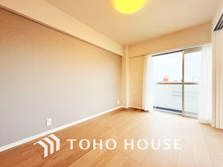 内装 採光もある洋室は、くつろぎのひと時を過ごすのにぴったり