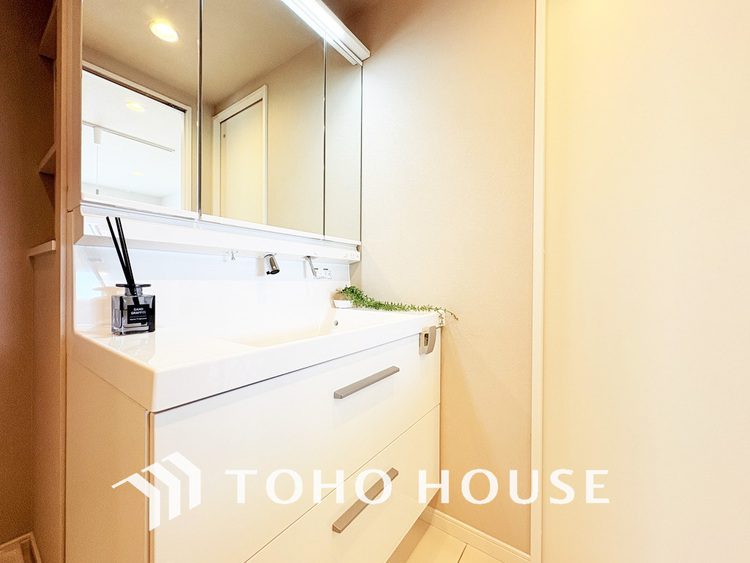 洗面 白を基調とした清潔感のある洗面室で朝の身支度を