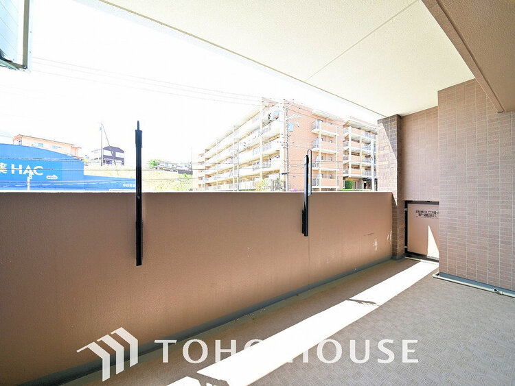 バルコニー 日当たりの良いバルコニーで晴れの日の洗濯物も楽しみになりますね