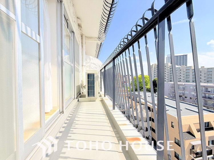 バルコニー 日当たりの良いバルコニーで晴れの日の洗濯物も楽しみになりますね