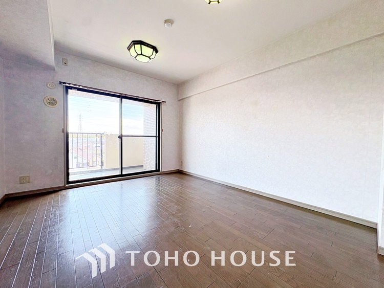 内装 忙しい朝でも、しっかり家族が揃って食事をして頂けるゆとりある大きさのダイニングスペース。リビングと和室の続き間は急な来客時になど使い勝手が良いです。実際の空間を体感してみて下さい！