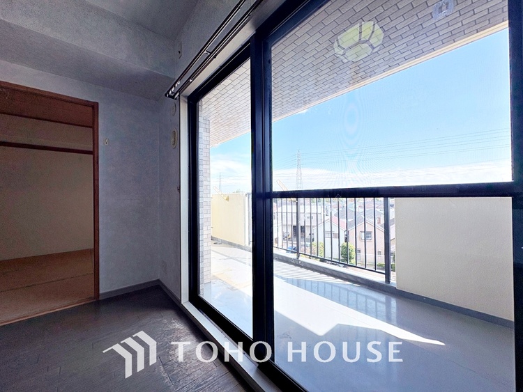 内装 【living】居心地のいい暮らしには欠かせない眩い採光。ゆったりとした幅の窓からこの空間に降り注ぐ採光が絶えない。明るいリビングこそ居心地のいい暮らしが待っているのだと思う。