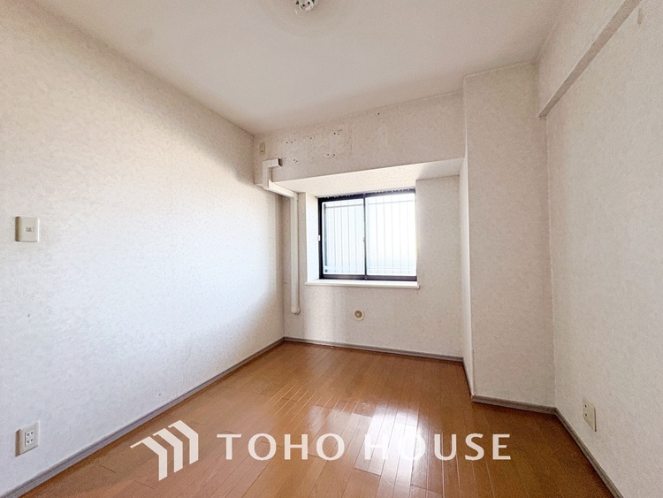 内装 風の通り道。舞い込んでくる風が優しく躍り、室内に爽やかな空気を運んでくる。そこに季節の息吹を感じて、いまがどんな季節なのかを実感する。