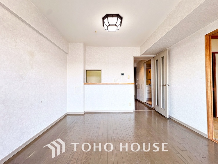 内装 叶えたかったのは落ち着きのあるナチュラルな風合い、そして開放感があるリビング。優雅な気分に浸れる幸せな時間を家族が自然と集まりたくなるこの空間で。