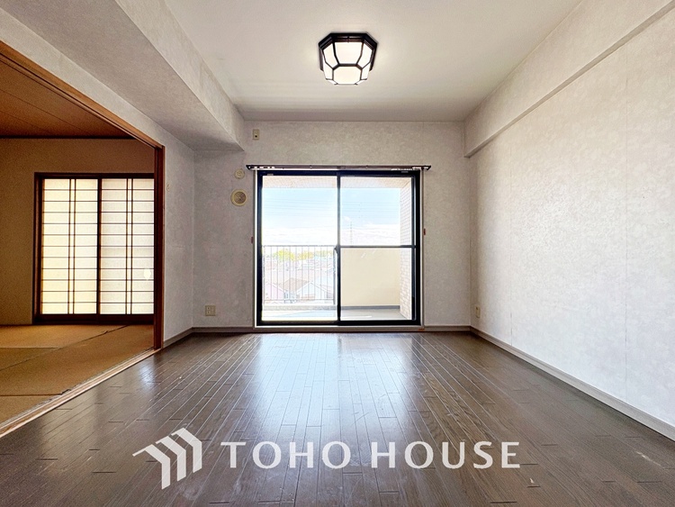 内装 ◆サンサンと◆差し込む太陽の光がこのリビングに笑いをもたらす。ソファの上のクッションがポカポカした暖気にぬくぬくと微睡んでいる。