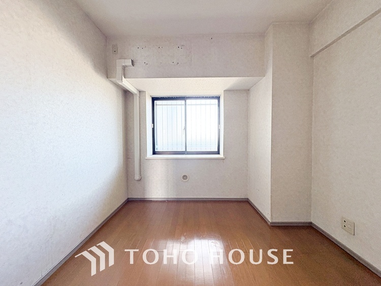 内装 使いやすく、明るい洋室に仕上がります。子供部屋や趣味のお部屋にご利用できます。ご自身で家具などを配置し、素敵な空間を創り上げられます。