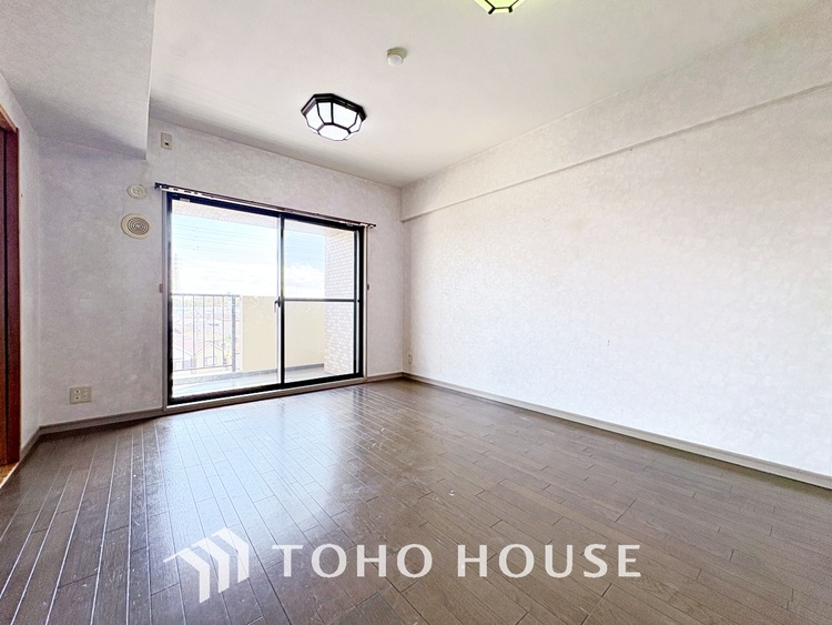 内装 ここはみんなが集い、食事と楽しい会話が始まる場所。話に夢中になりすぎて、ついつい時を忘れ、夜半過ぎになってしまう。そんな束の間の幸せを感じさせてくれます。