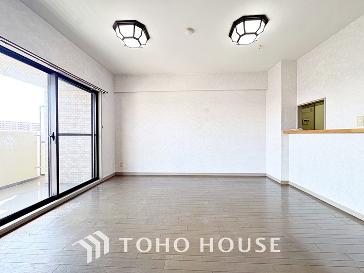 内装 使いやすく、明るい洋室に仕上がります。子供部屋や趣味のお部屋にご利用できます。ご自身で家具などを配置し、素敵な空間を創り上げられます。