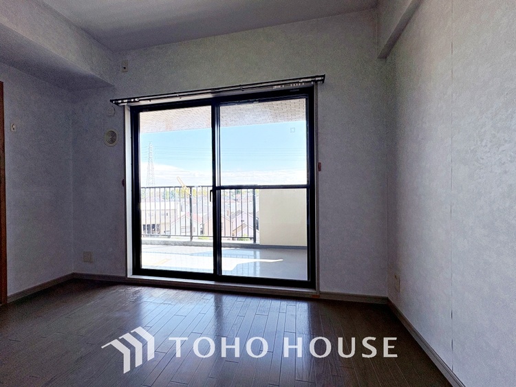 内装 使いやすく、明るい洋室に仕上がります。子供部屋や趣味のお部屋にご利用できます。ご自身で家具などを配置し、素敵な空間を創り上げられます。