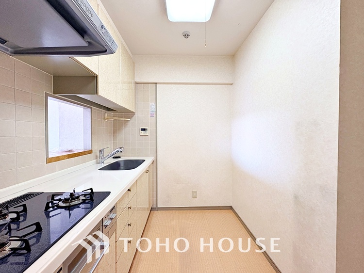 キッチン 手元の収納から、足元の収納までが全てスライド式で、奥のスペースまで有効に活用できます。奥まで上から見渡せるので、たまにしか使わない調理器具もサッと取出せます。