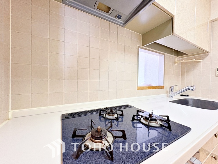 キッチン ◆愛育◆キッチンは家族の絆を育む大切な空間。シンプルで使い易いSystemKitchenで愉しく作る料理は愛情のある美味しいご馳走に。家族で使える広々としたダイニングキッチンです。