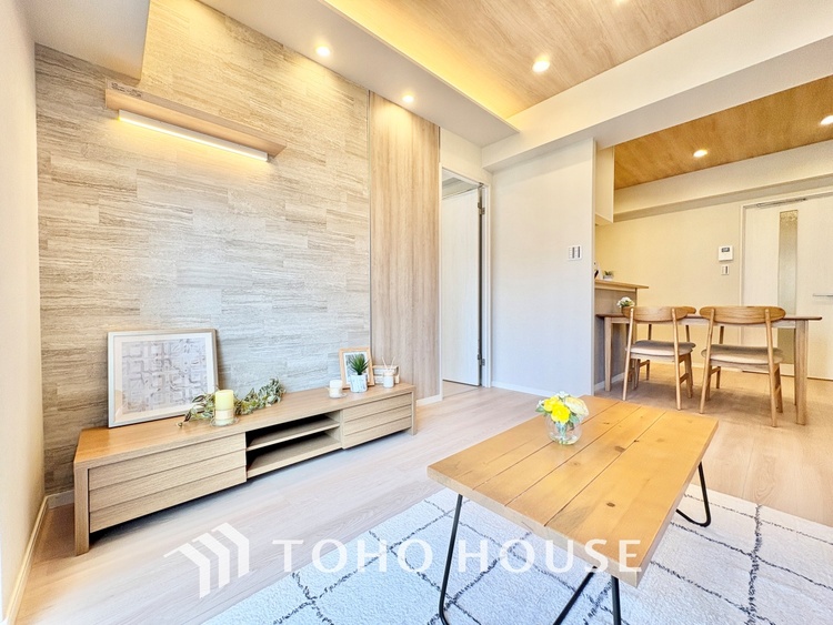 内装 ここにはみんなが集い、食事と楽しい会話が始まる。話に夢中になりすぎて、ついつい時を忘れ夜半過ぎになってしまう。そんな束の間の幸せを感じさせてくれる場所でありたい。