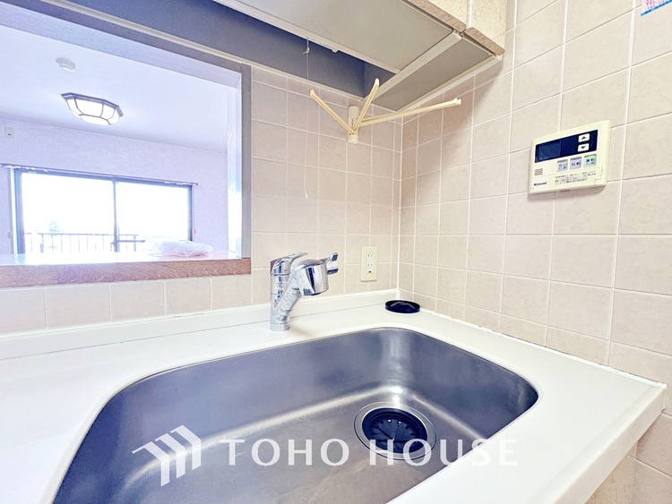 キッチン キッチンは家族の絆を育む大切な空間。シンプルで使い易いシステムキッチンで愉しく作る料理は愛情のある美味しいご馳走に。家族で使えるダイニングキッチンです。