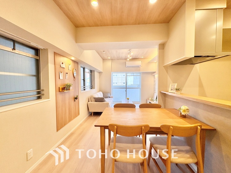 内装 ここにはみんなが集い、食事と楽しい会話が始まる。話に夢中になりすぎて、ついつい時を忘れ夜半過ぎになってしまう。そんな束の間の幸せを感じさせてくれる場所でありたい。　