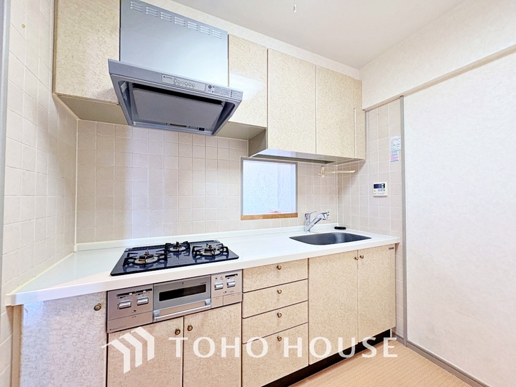 キッチン 広々としたキッチンのシンクは、料理の準備と片付けを楽にし、使いやすさを最大限に引き立てます。