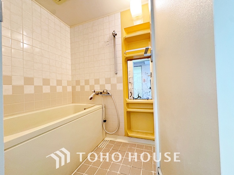 風呂 【浴室】《一日の疲れを落としてくれる場所は、落ち着く場所でなければならない》　高級感溢れるカラーと大きさ・柔らかな曲線で構成された半身浴も楽しめるバスタブが心地よさをもたらします。