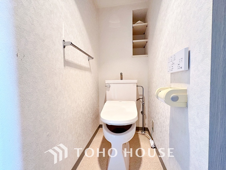 トイレ 清潔感あるホワイト調のクロスと温もり溢れるモダンカラーの床材が見事に調和した本邸宅は、毎日の生活を少しでも快適に過ごして頂ける様に落ち着いた雰囲気作りから行っています。