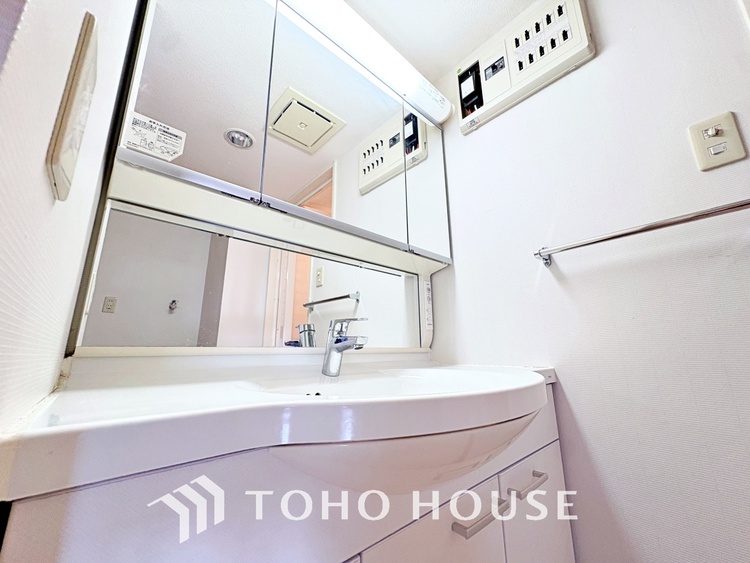 洗面 気持ちの良い朝をつくりだし、夕方には笑顔を取り戻させてくれるミラー。パウダールームはいつでも本来の自分を取り戻せる空間。明るく仕上げてあります。