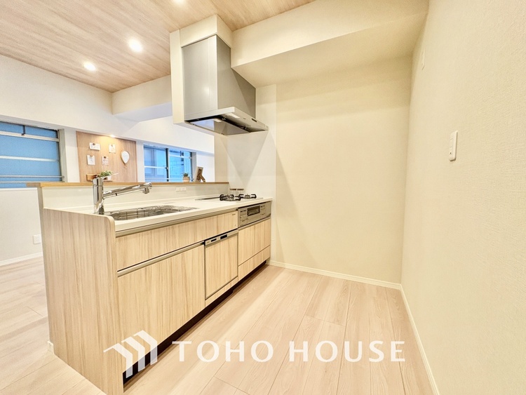 キッチン 上質な素材に囲まれたキッチンは、穏やかな時間が流れる特別な空間。洗練された料理が生まれる場所です。