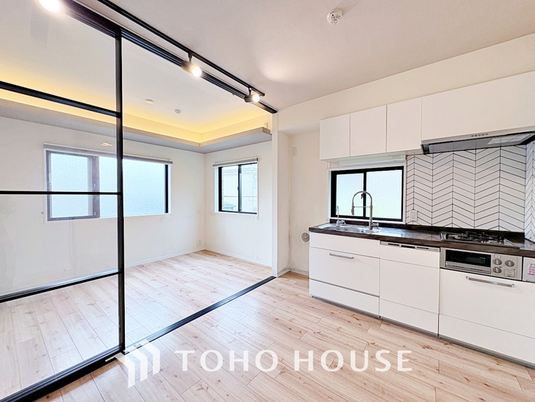 内装 忙しい朝でも、しっかり家族が揃って食事をして頂けるゆとりある大きさのダイニングスペース。リビングと和室の続き間は急な来客時になど使い勝手が良いです。実際の空間を体感してみて下さい！