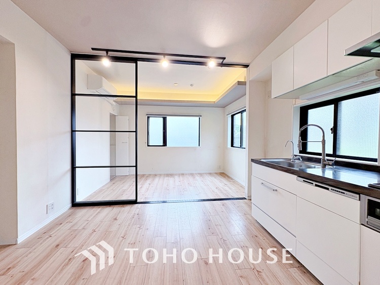 内装 【living】居心地のいい暮らしには欠かせない眩い採光。ゆったりとした幅の窓からこの空間に降り注ぐ採光が絶えない。明るいリビングこそ居心地のいい暮らしが待っているのだと思う。