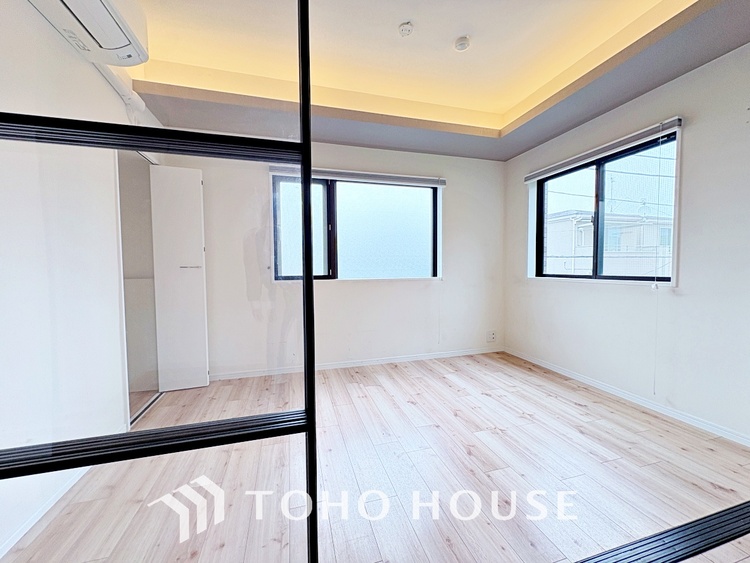 内装 【ROOM】感性を育むプライベートルームはシンプルでスマートな空間。好みの空間で読書をしたり、音楽を聞いたりと一人の時間も充実したものにできます。