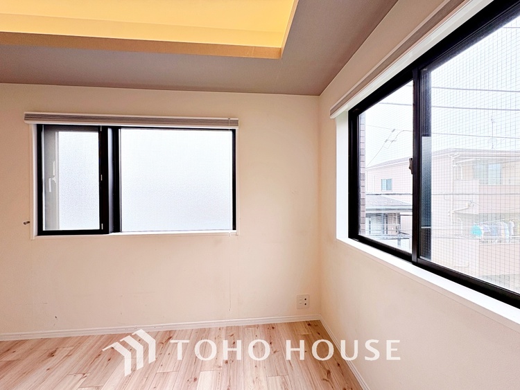 内装 風の通り道。舞い込んでくる風が優しく躍り、室内に爽やかな空気を運んでくる。そこに季節の息吹を感じて、いまがどんな季節なのかを実感する。